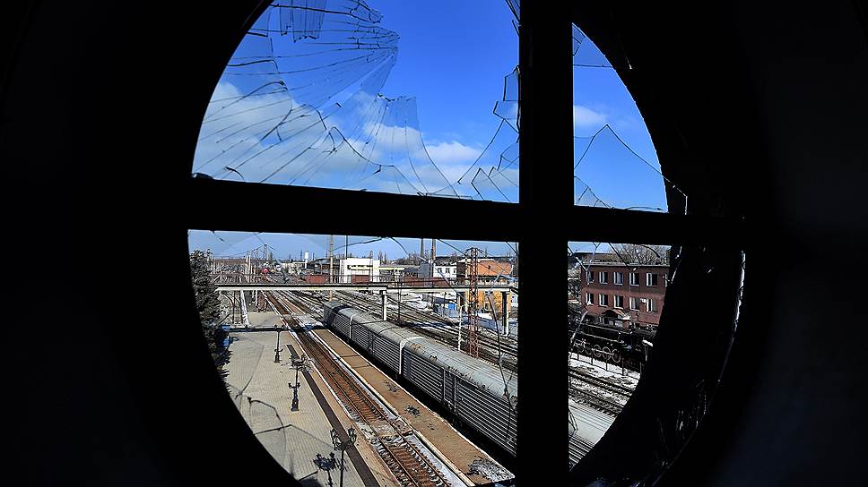 21 февраля 2015 года. Разрушенное здание железнодорожного вокзала в Дебальцево 