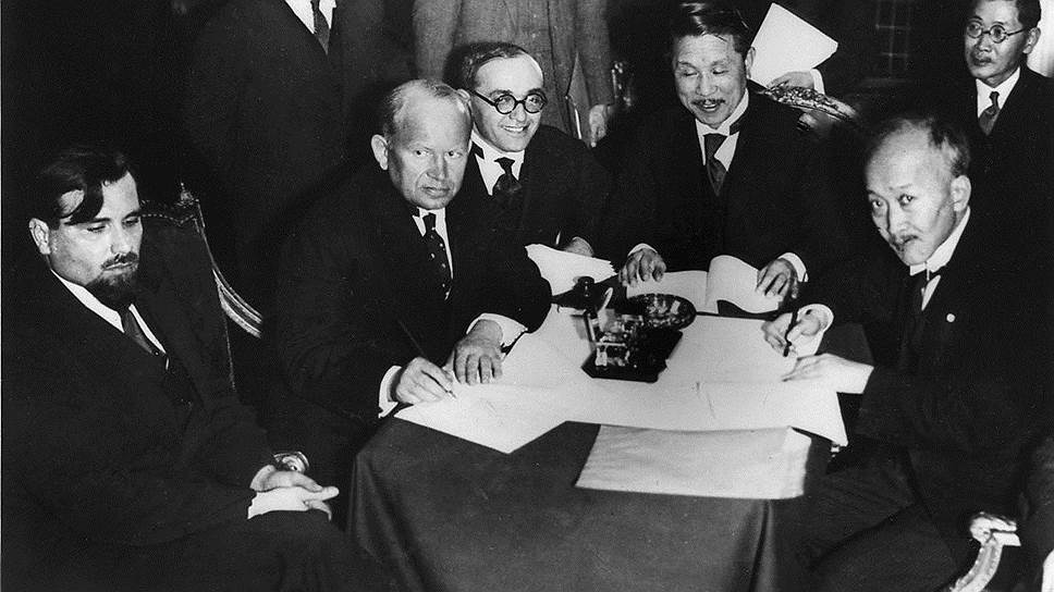 Япония дипломатические отношения. Переговоры 20 век. Политика Японии 20 век. Советско китайские дипломаты. Советские и японские дипломаты.