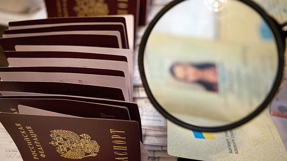 По данным правительства Крыма, каждый пятый выданный паспорт содержал ошибки: неправильно написанные фамилии и места рождения, не те фотографии, не тот пол 

