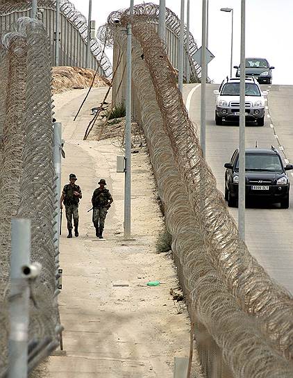 Испанские солдаты патрулируют границу между Марокко и испанским анклавом Мелилья (№41)