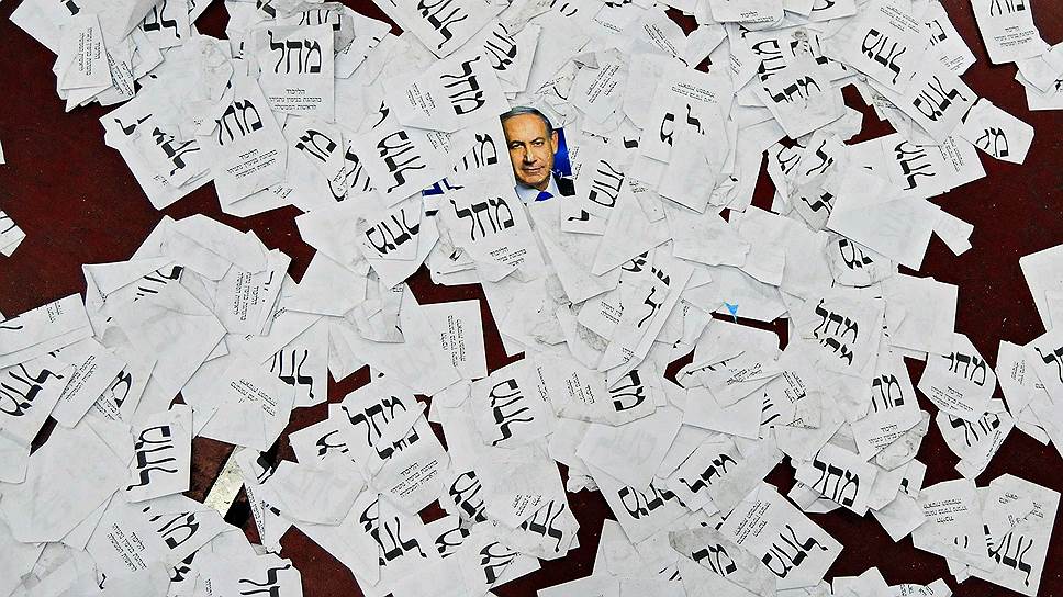 Успех возглавляемой Биньямином Нетаньяху партии (на фото — бюллетени &quot;Ликуда&quot; на полу избирательного участка), а также способы его достижения вызвали возмущение у многих представителей международного сообщества 
