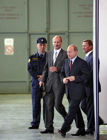 Новый глава службы контрразведки ФСБ Владислав Меньщиков (второй слева) раньше отвечал, в частности, за главный бункер страны 
