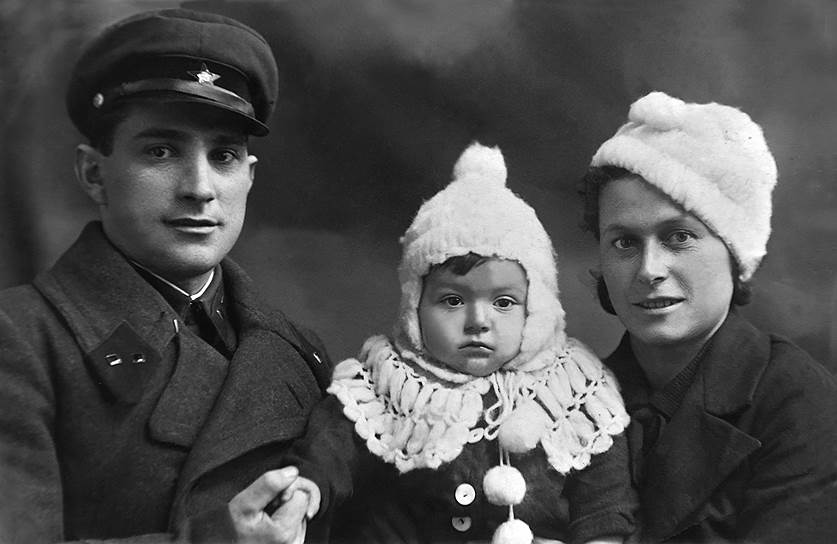 Тамара Кузнецова с родителями. 1937 год 

