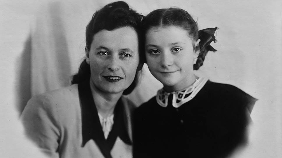 Тамара Кузнецова с мамой. 1950 год 

