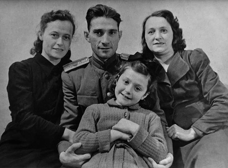 Тамара Кузнецова с родителями и сестрой мамы Асей Кузнецовой 
