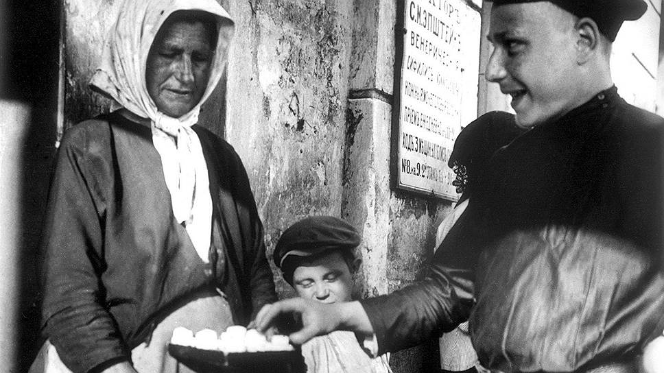 Сахар долго оставался главной, а чаще всего и единственной сладостью для большинства жителей России (на фото — продажа сахара на Сухаревском рынке, Москва, 1919 год)