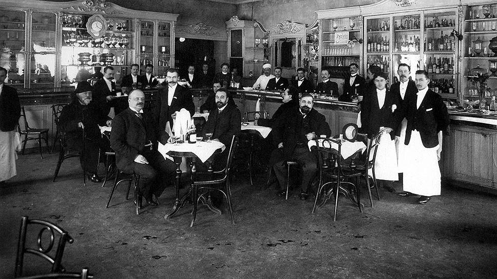 В 1861 году женщинам разрешили ходить в рестораны, но не всякий ресторан подходил для визитов дам (на фото — ресторан &quot;Доминик&quot;, Санкт-Петербург, 1910-е годы) 
