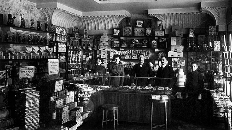 В магазинах известных фирм состоятельным покупателям предлагали широчайший выбор кондитерских изделий (на фото — магазин фирмы Жорж Борман, Санкт-Петербург, 1910 год) 
