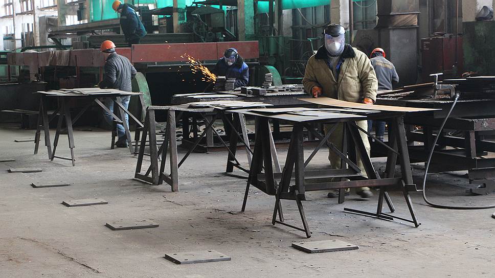 Процесс обработки металла на судостроительном заводе &quot;Лотос&quot; 
