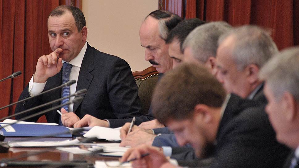Президент Карачаево-Черкесской Республики Рашид Темрезов (слева), согласно рассчитанному &quot;Властью&quot; коэффициенту, оказался самым близким к народу главой региона 
