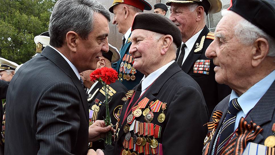 Губернатор Севастополя Сергей Меняйло (слева) вошел в число самых малооплачиваемых губернаторов — его годовой доход составил 1,34 млн руб. 
