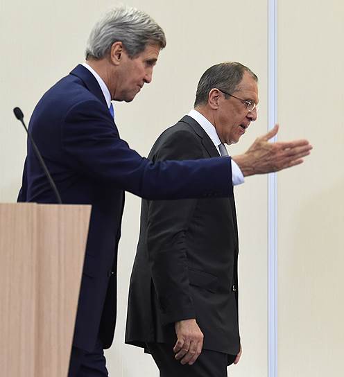 Конструктивный диалог между Россией и США неожиданно прервался после падения Джона Керри (на фото — слева) с велосипеда 
