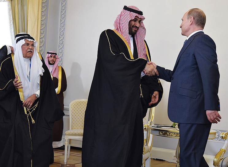 18 июня на Санкт-Петербургском экономическом форуме неожиданно для США появился саудовский принц и министр обороны Мухаммед бен Сальман (на фото — в центре)