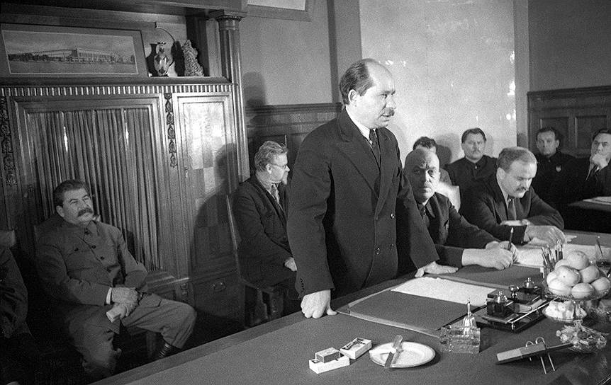 Сталин (на фото — слева) смотрел на всебелорусского старосту Червякова (на фото — выступает) как на неизбежное зло. Но только до 1937 года