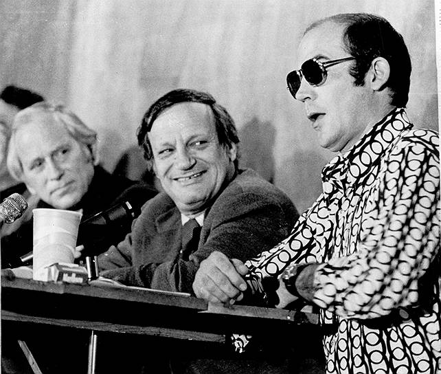 Хантер Томпсон (справа) во время выступления в Йельском университете, посвященного прошедшим президентским выборам, 7 декабря 1972 года 
