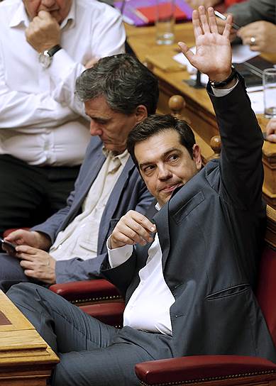 Если раньше против греческого премьер-министра Алексиса Ципраса выступали в основном его противники, то после событий прошлой недели к ним присоединились и его однопартийцы 
