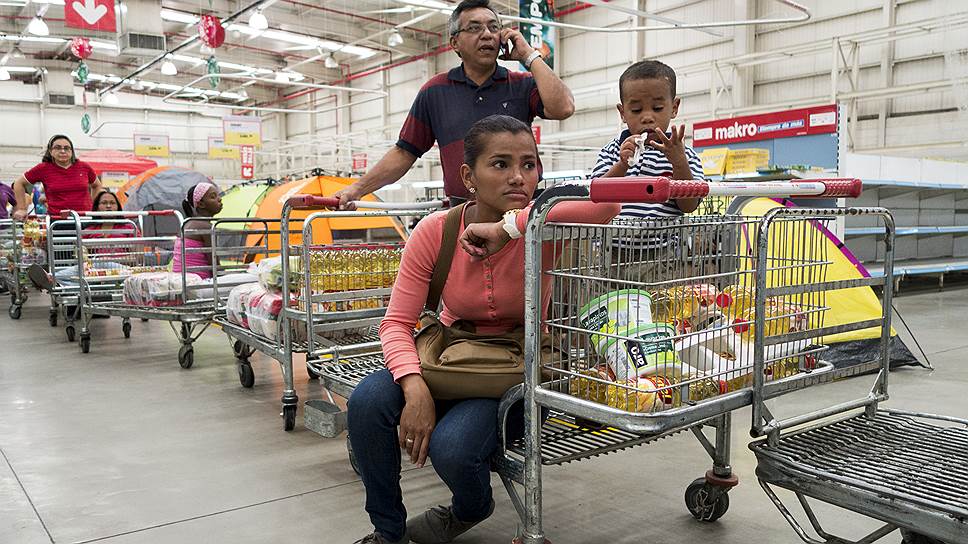Власти Венесуэлы приказали производителям важнейших продуктов питания наполнить прилавки и снизить цены 
