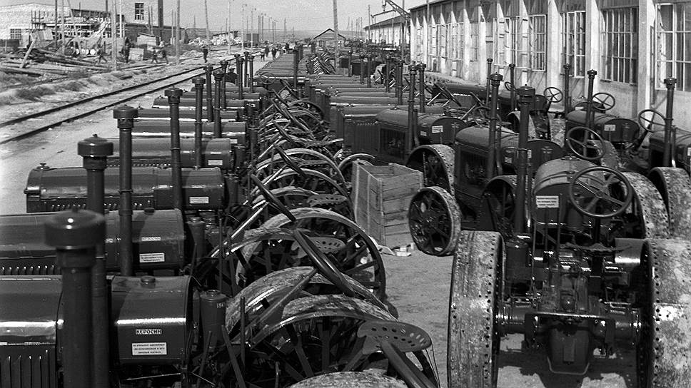 Как докладывал Сталину нарком земледелия Чернов, на территории СТЗ скапливалось огромное количество некомплектных тракторов 