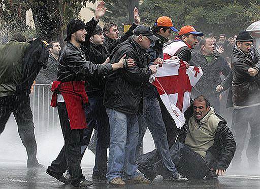 Партия Михаила Саакашвили, пришедшего к власти после массовых митингов оппозиции, а затем отдававшего приказы о разгоне митингов следующей оппозиции (на фото — митинг в Тбилиси 7 ноября 2007 года), в результате кризиса снова имеет шансы прийти к власти 
