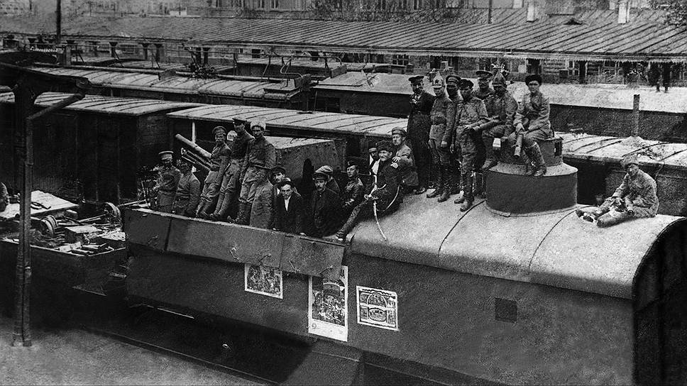 Бронепоезда Красной армии имели обыкновение перемещаться со своего запасного пути на дороги советизируемых стран (на фото — бронепоезд в Баку, 1920 год) 
