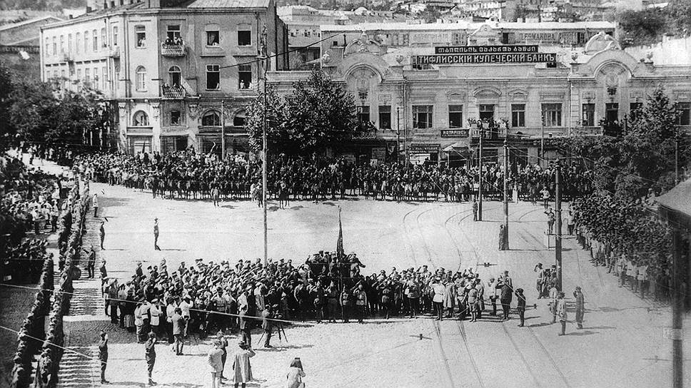 Орджоникидзе и Киров убеждали ЦК, что с помощью Турции быстро советизируют Грузию (на фото — парад советских войск в Тифлисе, 1921 год) 
