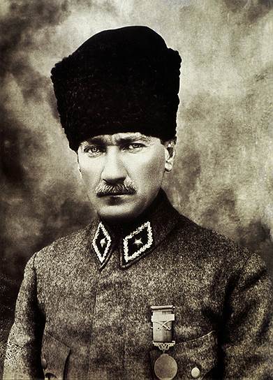 Будущему отцу турок Мустафе Кемалю в большой игре за передел Кавказа противостоял будущий отец всех советских народов  

