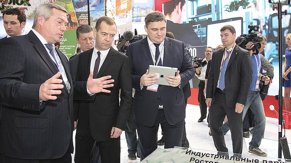 Губернатор Ростовской области Василий Голубев (слева) умеет делать инвесторам привлекательные предложения 

