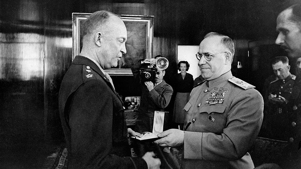 &quot;Личные контакты Жукова с Эйзенхауэром могли быть полезны для нас&quot; (на фото — маршал Жуков вручает орден Победы генералу Эйзенхауэру. 1945 год)