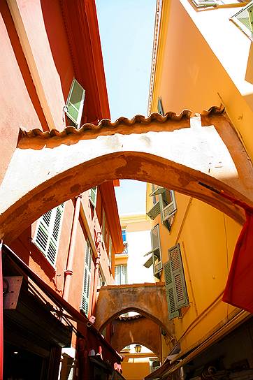 Древняя архитектура и инновационный подход к экономике гармонично сочетаются в княжестве Монако 

