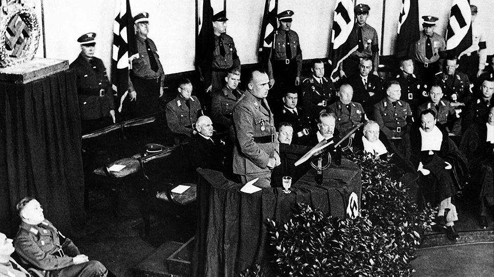 Даже после казни Ганса Франка как нацистского преступника Сталин продолжал хранить его речь как образец юридического красноречия (на фото — Франк выступает на конгрессе юристов в Мюнхене, 1934 год) 
