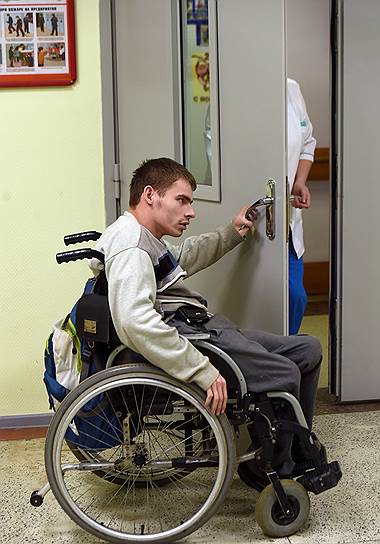 Большинство живущих в ПНИ инвалидов лишены возможности свободно передвигаться не только за пределами интерната, но и внутри учреждения 
