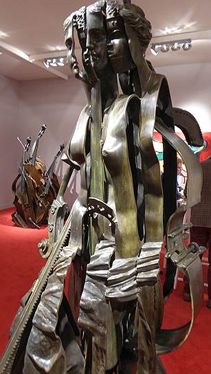 Скульптуры нашего времени — работы Армана (1928-2005) в галерее Guy Pieters 
