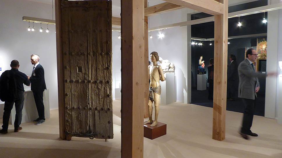 На стенде галереи De Backker Medieval Art — створки монастырских ворот и деревянная скульптура XIV века 
