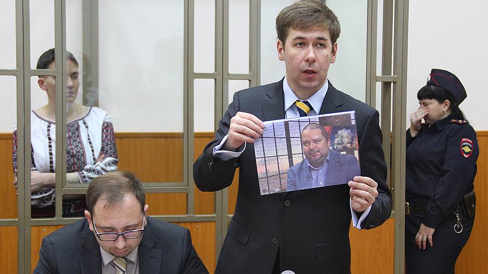 Для адвоката Надежды Савченко (слева) Ильи Новикова (в центре) Павел Карпов (на фото) в первую очередь не подмосковный политтехнолог, а похититель его подзащитной