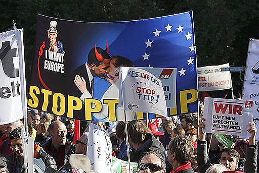 В октябре прошлого года в Берлине на демонстрацию против ТТИП вышло более 150 тыс. человек, что стало крупнейшим протестом со времен выступления немцев против войны в Ираке в 2003 году 
