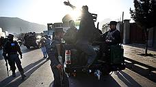 Афганские полицейские бегут со службы