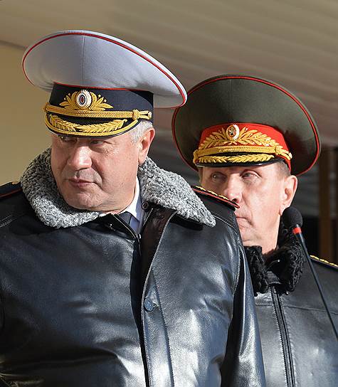 Всего через три года работы под началом Владимира Колокольцева (слева) Виктор Золотов получил в распоряжение собственное ведомство 
