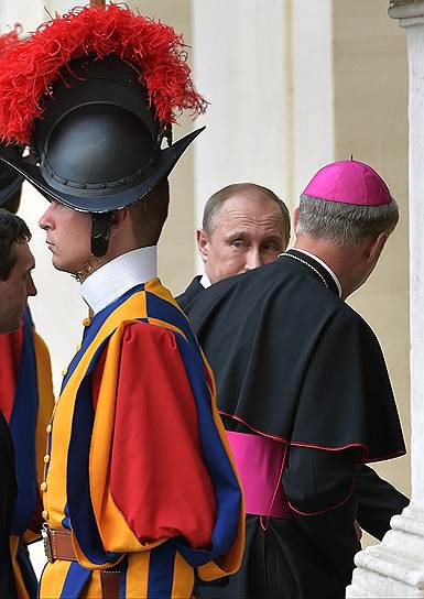 Президент России во время встречи с папой римским Франциском