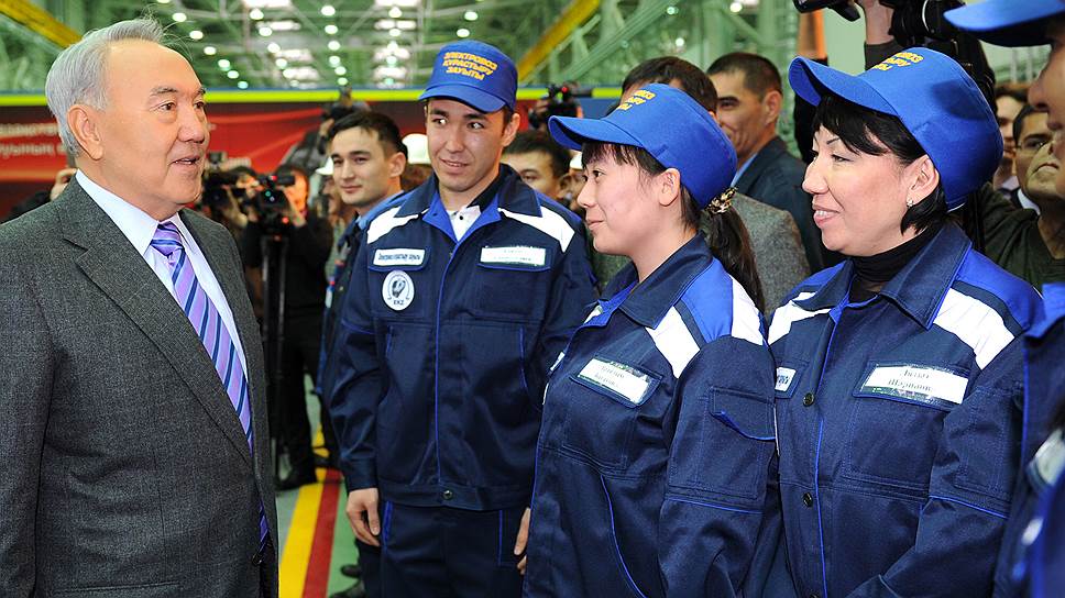 Президент Казахстана Нурсултан Назарбаев (на фото слева) уделяет большое внимание индустриализации страны 
