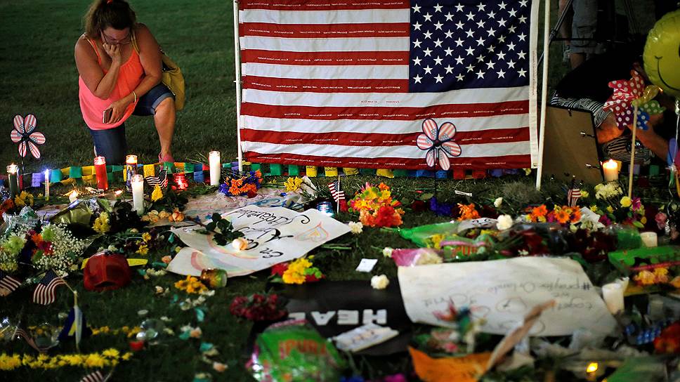 Теракт в Орландо (на фото — акция памяти жертв) произошел спустя всего полгода после расстрела 14 человек в Сан-Бернардино