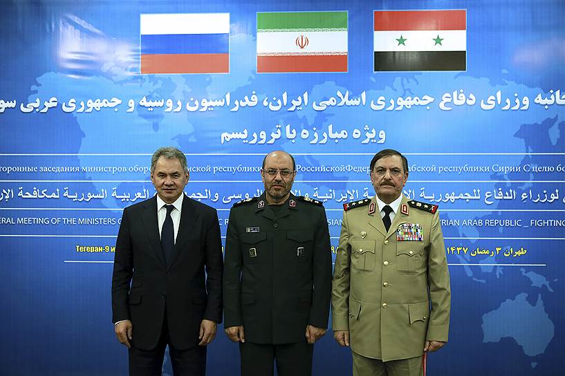 Пока неизвестно, о чем именно договорились 9 июня в Тегеране министры обороны России, Ирана и Сирии (слева направо), но теперь стоит важный политический выбор — штурм Ракки или Алеппо 
