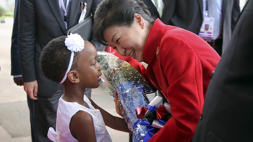 Президент Южной Кореи Пак Кын Хе посетила страны, поддерживающие отношения с КНДР, и попыталась переубедить их (на фото — визит Пак Кын Хе в Уганду) 

