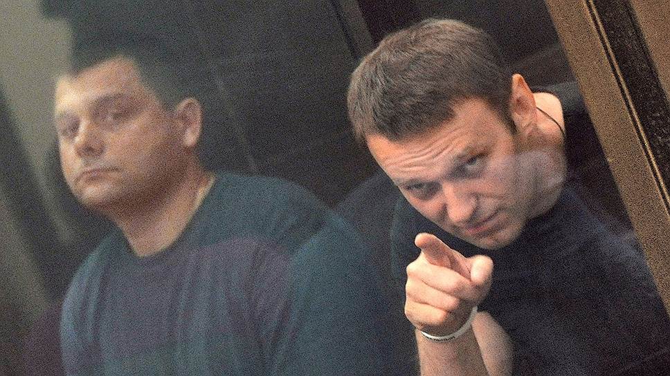 Леса Кировской области стали предметом разбирательств не одного громкого процесса. Самый громкий из них — над бывшим директором Вятской лесной компании Петром Офицеровым (слева) и создателем Фонда борьбы с коррупцией Алексеем Навальным