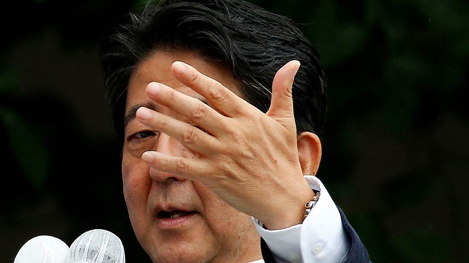 Премьер-министр Синдзо Абэ считает конституционные запреты, принятые 70 лет назад, архаикой