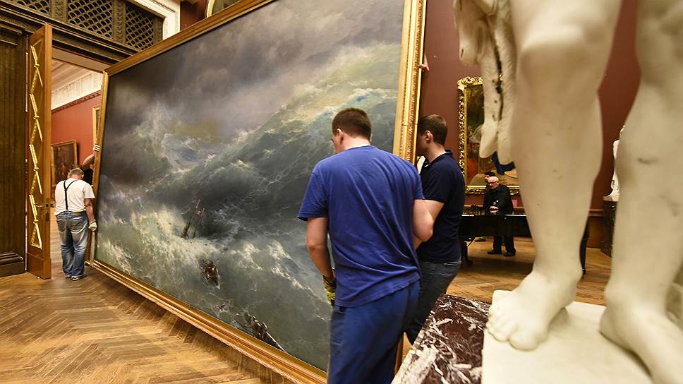 К выставке, посвященной юбилею Ивана Айвазовского, было отобрано 150 лучших работ художника, который в общей сложности написал 6 тыс. полотен