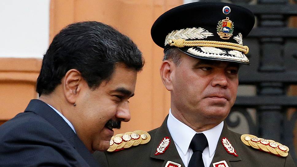 Министр обороны Венесуэлы Владимир Падрино Лопес (справа) с легкой руки президента Николаса Мадуро стал главным по распределению еды и средств гигиены среди населения