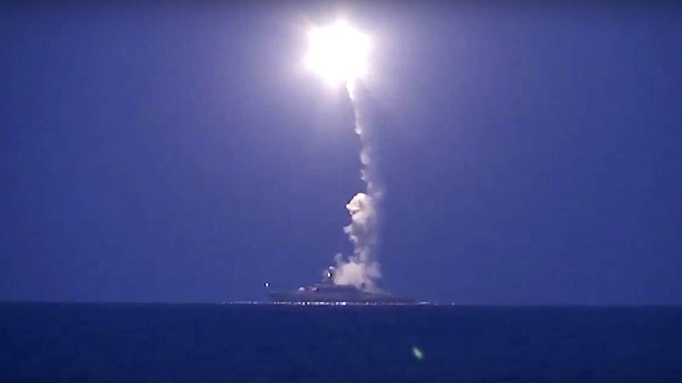 Корабли Каспийской флотилии впервые выполняют боевые пуски крылатых ракет &quot;Калибр&quot; из акватории Каспийского моря, 7 октября 2015 года 
