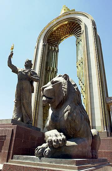Как раньше ставили типовые памятники основателю советского государства Ленину, теперь возводят похожие друг на друга монументы основателю государства таджиков Исмаилу Самани
