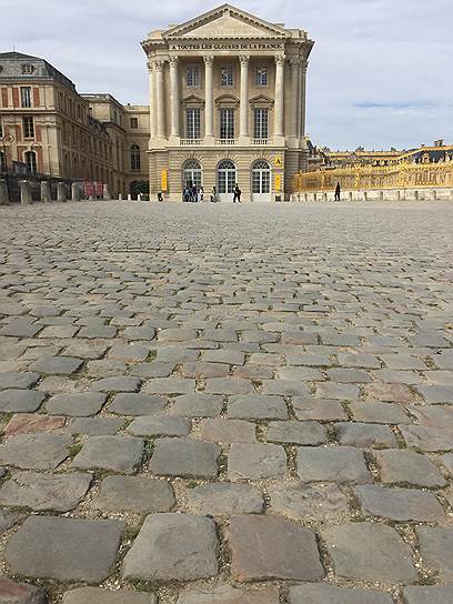 Доминик Перро уместил новый павильон в Версале в пространство старого (на фото)