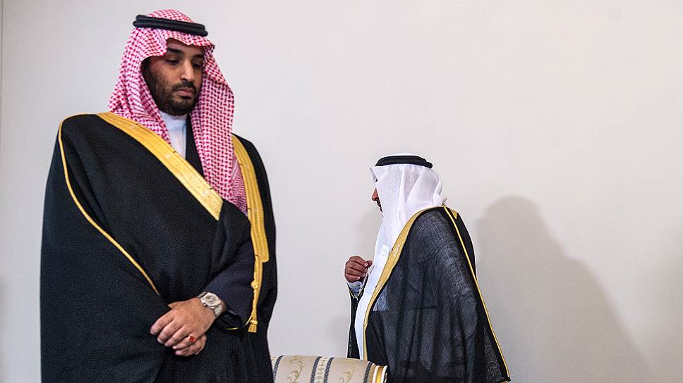 Саудовская Аравия приступила к реализации плана Мухаммеда бен Сальмана (на фото — слева) по сокращению расходов в госсекторе